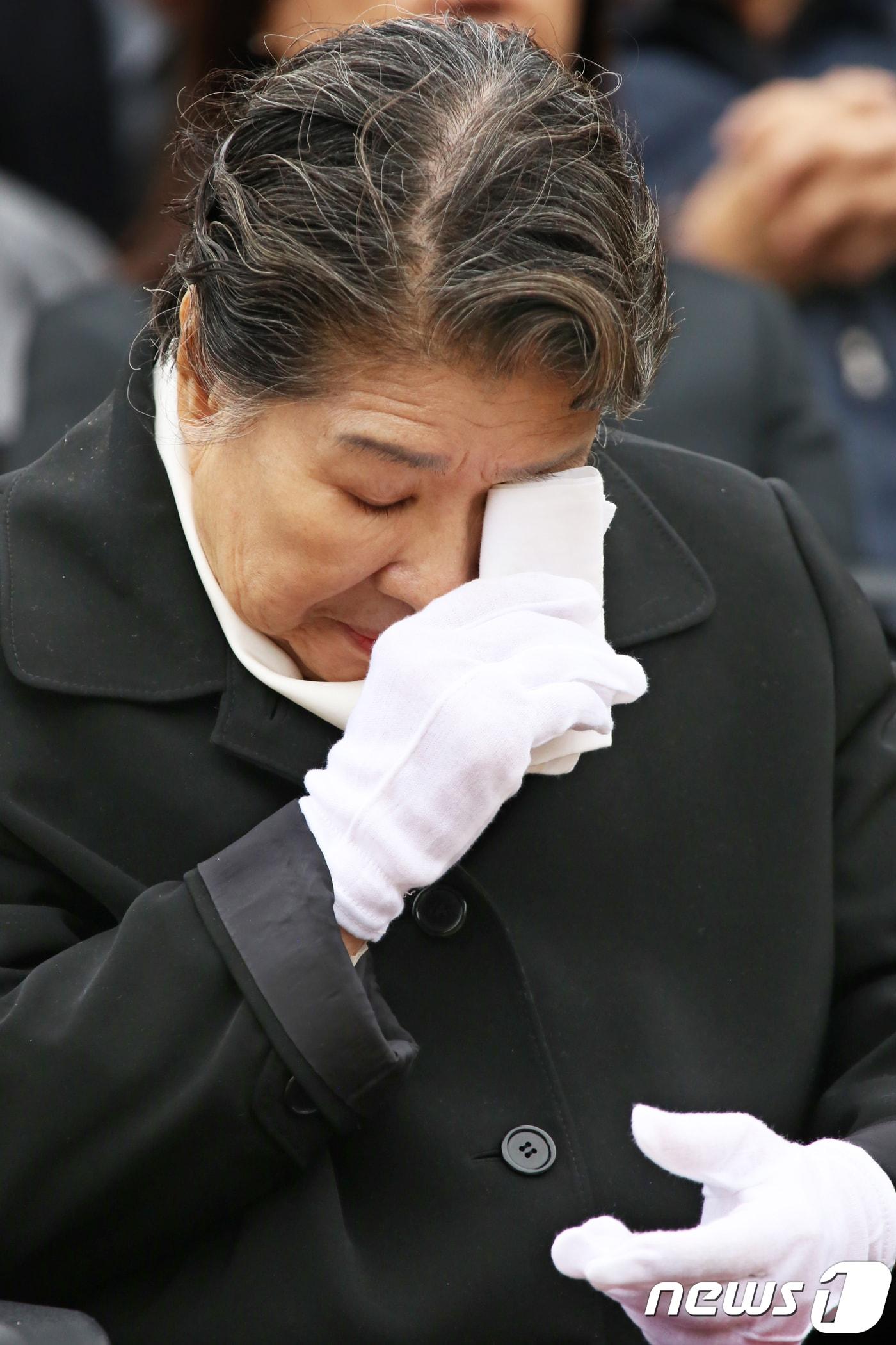 본문 이미지 - 7일 경북 영천시 괴연동 성일가에서 열린 故 신성일 추모제에서 부인 엄앵란씨가 눈물을 흘리고 있다. 고인의 유언에 따라 그의 유해는 자신이 살던 집 앞 마당에 묻혔다. 故신성일은 60-70년대 은막을 주름잡았던 한국 최고의 영화배우이자 국민배우로 그가 출연한 영화만 500편이 넘는다.. 2018.11.7 (영천=뉴스1) 정우용 기자 ⓒ News1 