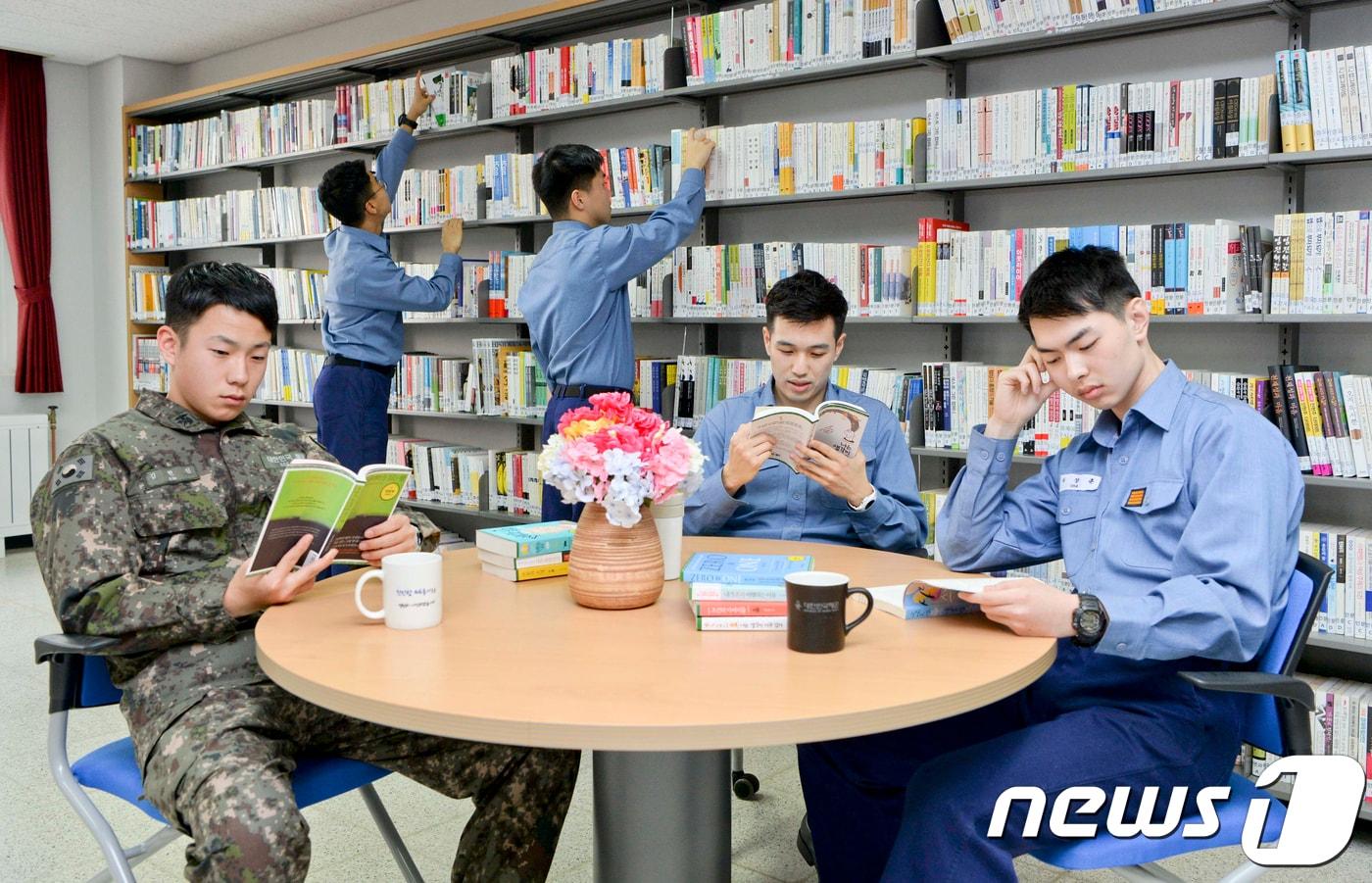 본문 이미지 - 해군 장병들이 부대 내 도서관에서 독서를 하고 있다. (해군 1함대 제공) 2018.11.7 ⓒ 뉴스1 서근영 기자