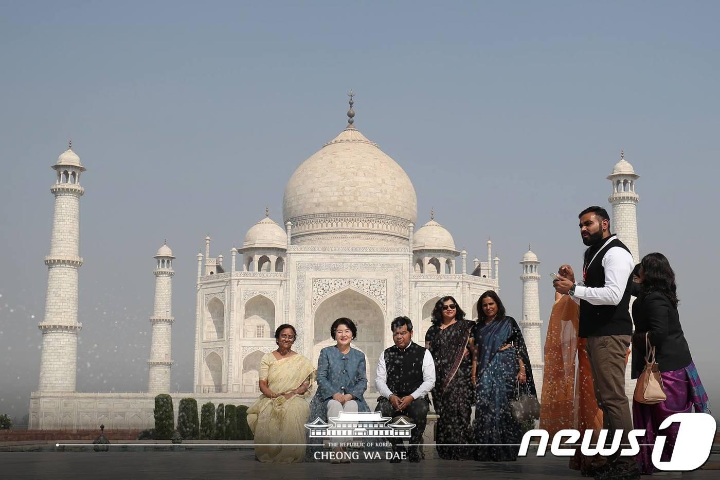 문재인 전 대통령의 부인 김정숙 여사가 지난 2018년 11월7일&#40;현지시간&#41; 인도 우타르프라데시주 아그라의 타지마할을 둘러보고 있다. &#40;청와대 페이스북&#41; 2018.11.7/뉴스1