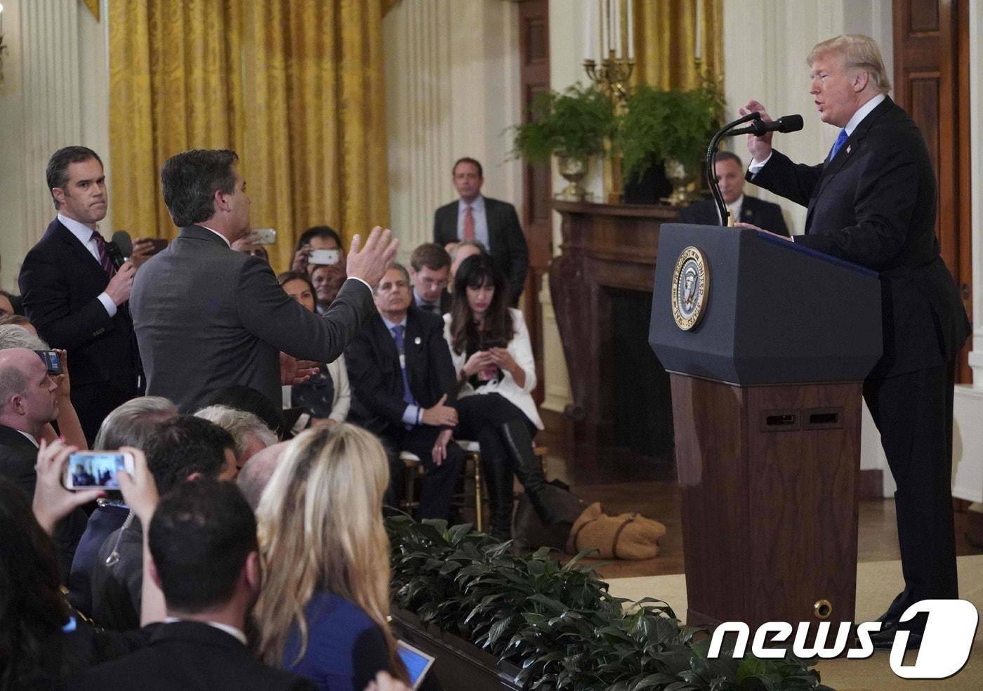 본문 이미지 - 도널드 트럼프 미국 대통령이 7일(현지시간) 워싱턴 백악관에서 열린 기자회견에서 CNN의 짐 아코스타 기자와 날 선 공방을 벌이고 있다. 이날 아코스타 기자가 중미 이민자 행렬과 러시아 스캔들을 거론하려 하자 트럼프 대통령은 그를 가리키며 " 자리에 앉으라. 마이크를 내려놓으라＂고 언성을 높이며 ＂당신은 무례하고 끔찍한 사람, CNN에서 일해서는 안 된다＂고 말했다. ⓒ AFP=뉴스1 ⓒ News1 우동명 기자