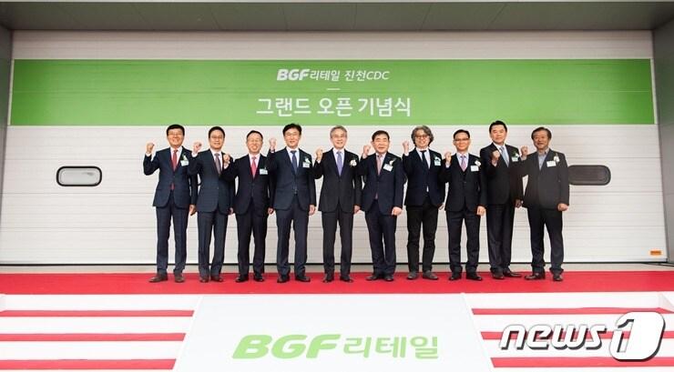 본문 이미지 - 홍석조 BGF그룹 회장(왼쪽에서 다섯 번째)이 관계자들과 함께 기념촬영을 하고 있ⓒ News1