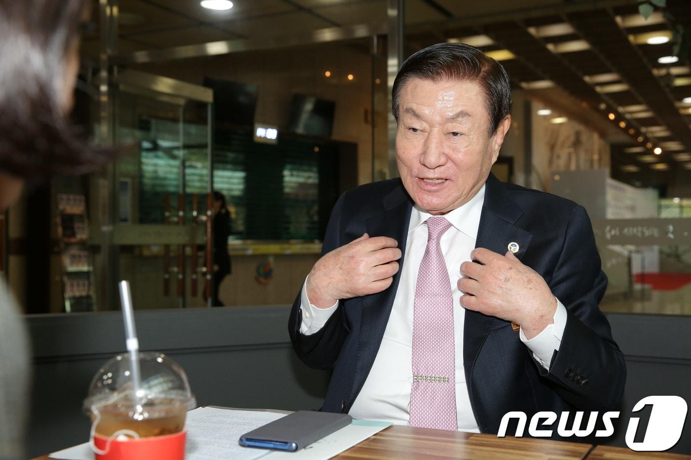 본문 이미지 - 지난 7일 오후 경기 과천시 과천시민회관에서 열린 '2018 허그(HUG) 후원의 날' 행사에서 국민훈장  목련장을 받은 이계환 한국법무보호복지공단 서울지부 보호위원연합회장 회장이 뉴스1과 인터뷰하고 있다. (법무보호복지공단 제공)ⓒ News1