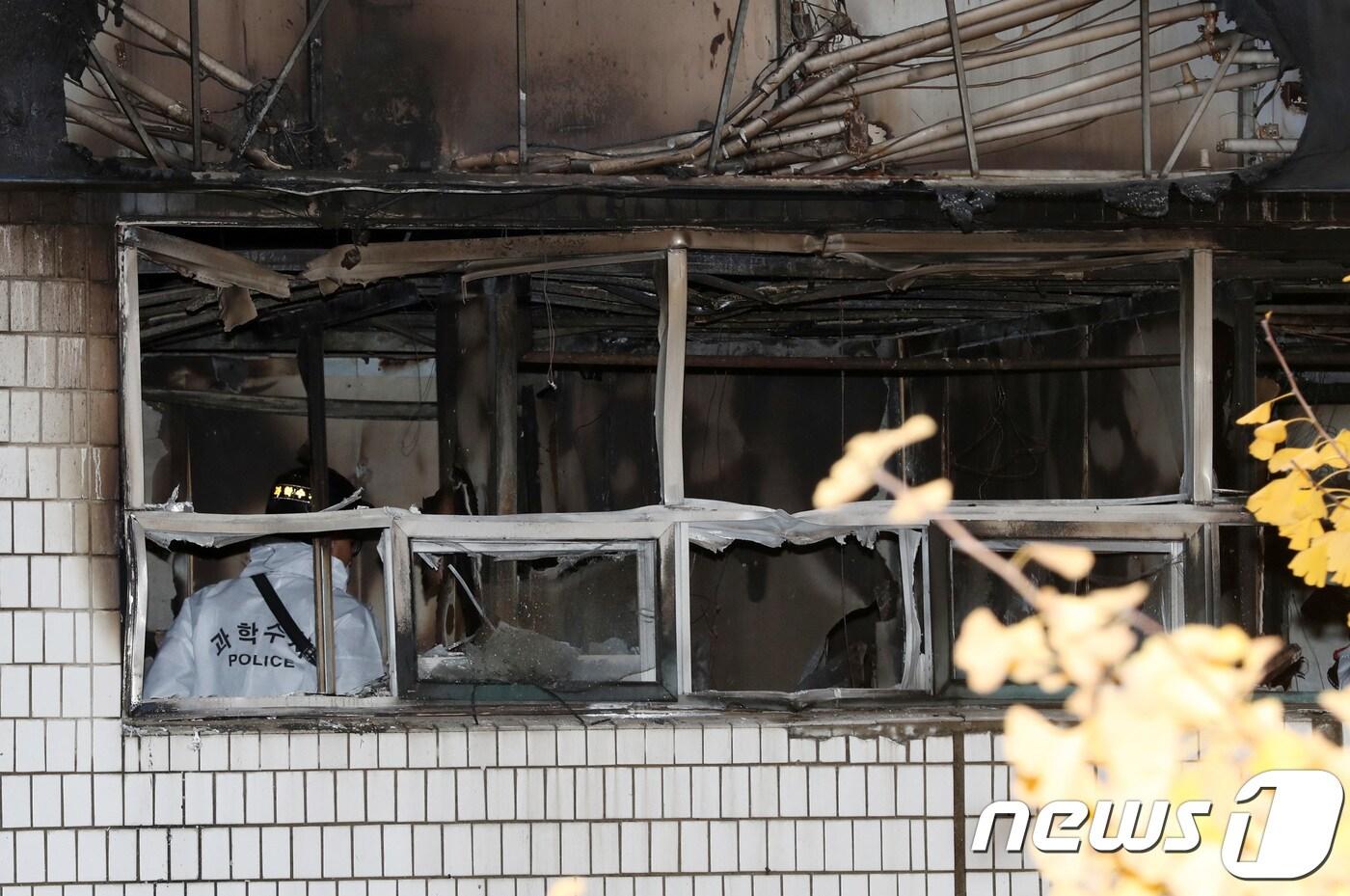 본문 이미지 - 9일 오전 서울 종로구 관수동 고시원 화재현장에서 경찰 과학수사대가 현장감식을 하고 있다. 2018.11.9/뉴스1 ⓒ News1 박세연 기자