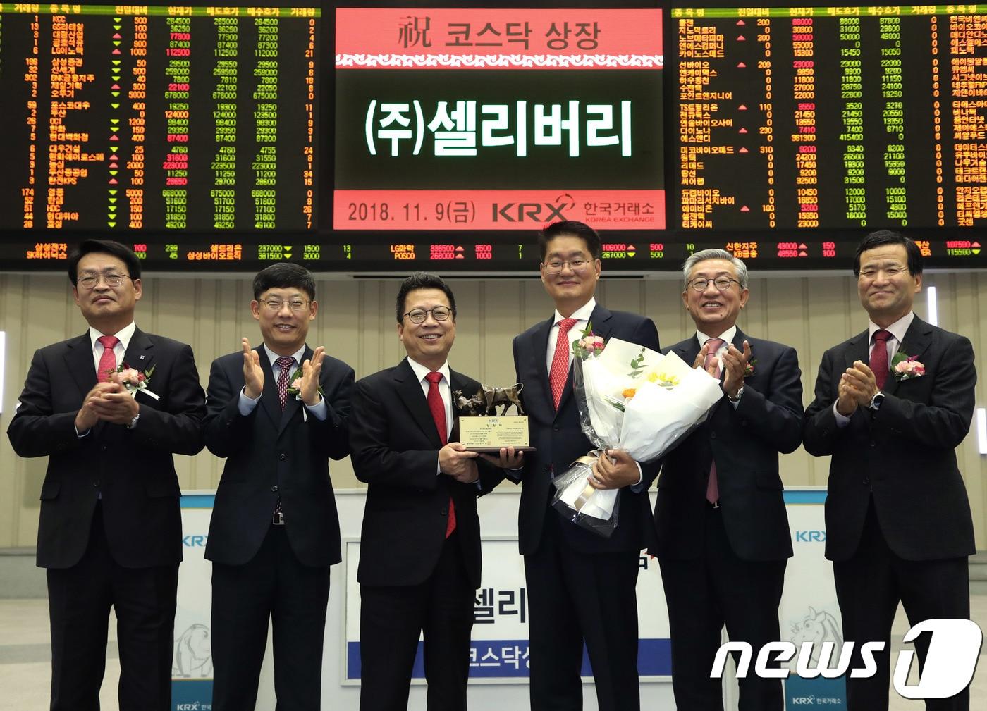 본문 이미지 - 9일 오전 서울 여의도 한국거래소 사옥에서 열린 셀리버리의 코스닥시장 신규상장기념식에서 김원대 한국IR협의회 회장(왼쪽부터), 정운수 한국거래소 코스닥시장본부장, 정지원 한국거래소 이사장, 조대웅 셀리버리 대표이사, 고원종 DB금융투자 대표이사, 김재철 코스닥협회 회장이 박수치고 있다. (한국거래소 제공) 2018.11.9 ⓒ 뉴스1