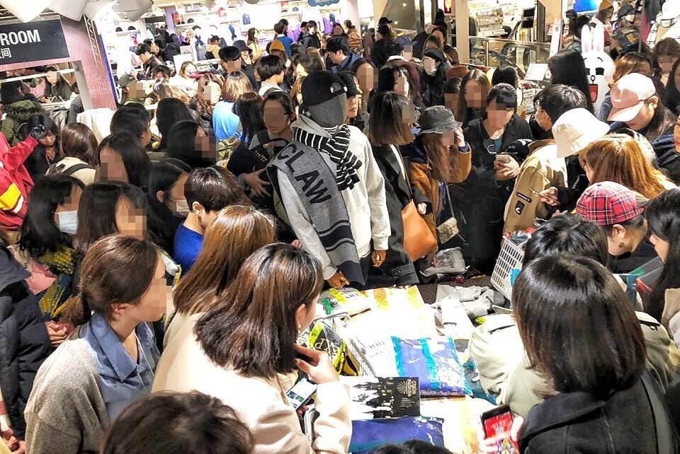 본문 이미지 - 9일 해리포터 콜라보 상품 공개로 사람이 몰린 스파오 강남점. ⓒ News1