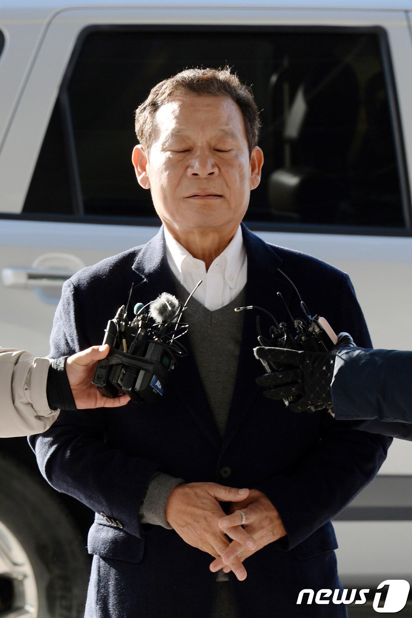 본문 이미지 - 윤장현 전 광주시장이 10일 오전 광주지검으로 출석하기 앞서 기자들의 질문에 답하고 있다. 윤 전 시장은 보이스피싱 사기범 김모씨(49.여)에게 건넨 현금의 성격과 자녀 채용청탁 등 그동안 제기된 의혹과 관련 피의자 신분으로 조사를 받는다.2018.12.10/뉴스1 ⓒ News1 황희규 기자