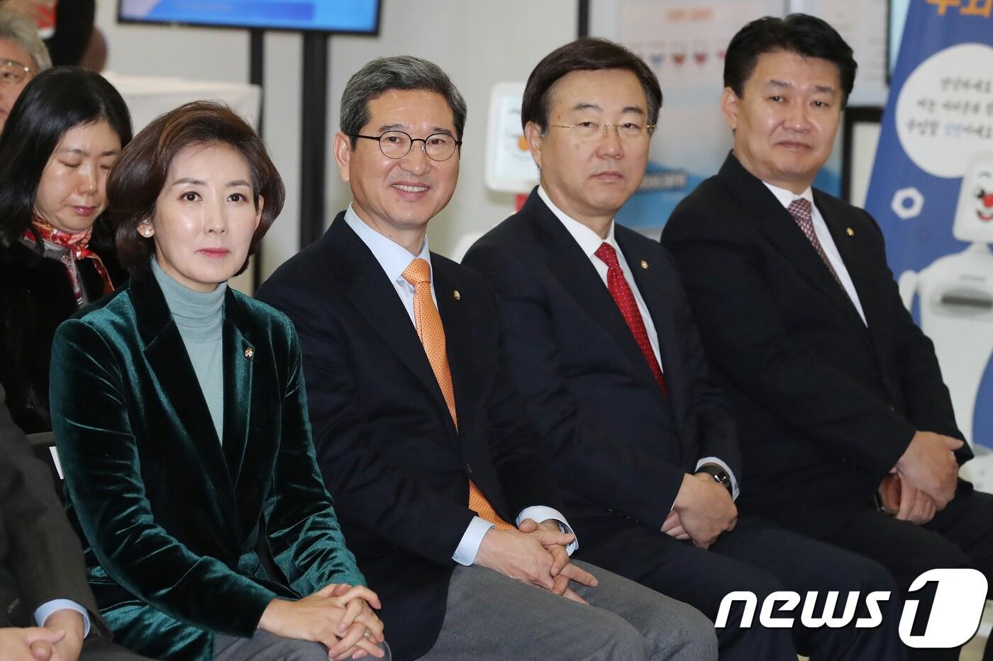 본문 이미지 - 자유한국당 원내대표 후보인 나경원 의원과 김학용 의원이 지난 10일 오전 서울 여의도 국회 의원회관에서 열린 국회 국가재조포럼 토론회 '인공지능(AI) 선진국으로 가는 길'에서 이주영 국회부의장의 인사말을 경청하고 있다. 왼쪽부터 나경원 의원, 김학용 의원, 김종석 의원, 정용기 의원 2018.12.10/뉴스1 ⓒ News1 임세영 기자