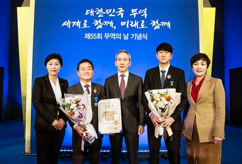 본문 이미지 - 7일 서울 코엑스에서 열린 ‘제55회 무역의 날 기념식’에서 산업포장을 수상한 이병익 상무(왼쪽 두 번째)와 국무총리표창을 받은 홍 민 사원이(오른쪽 두 번째)이 이환성 회장(가운데)과 기념 촬영을 하고 있다. (사진제공=중견련) ⓒ News1
