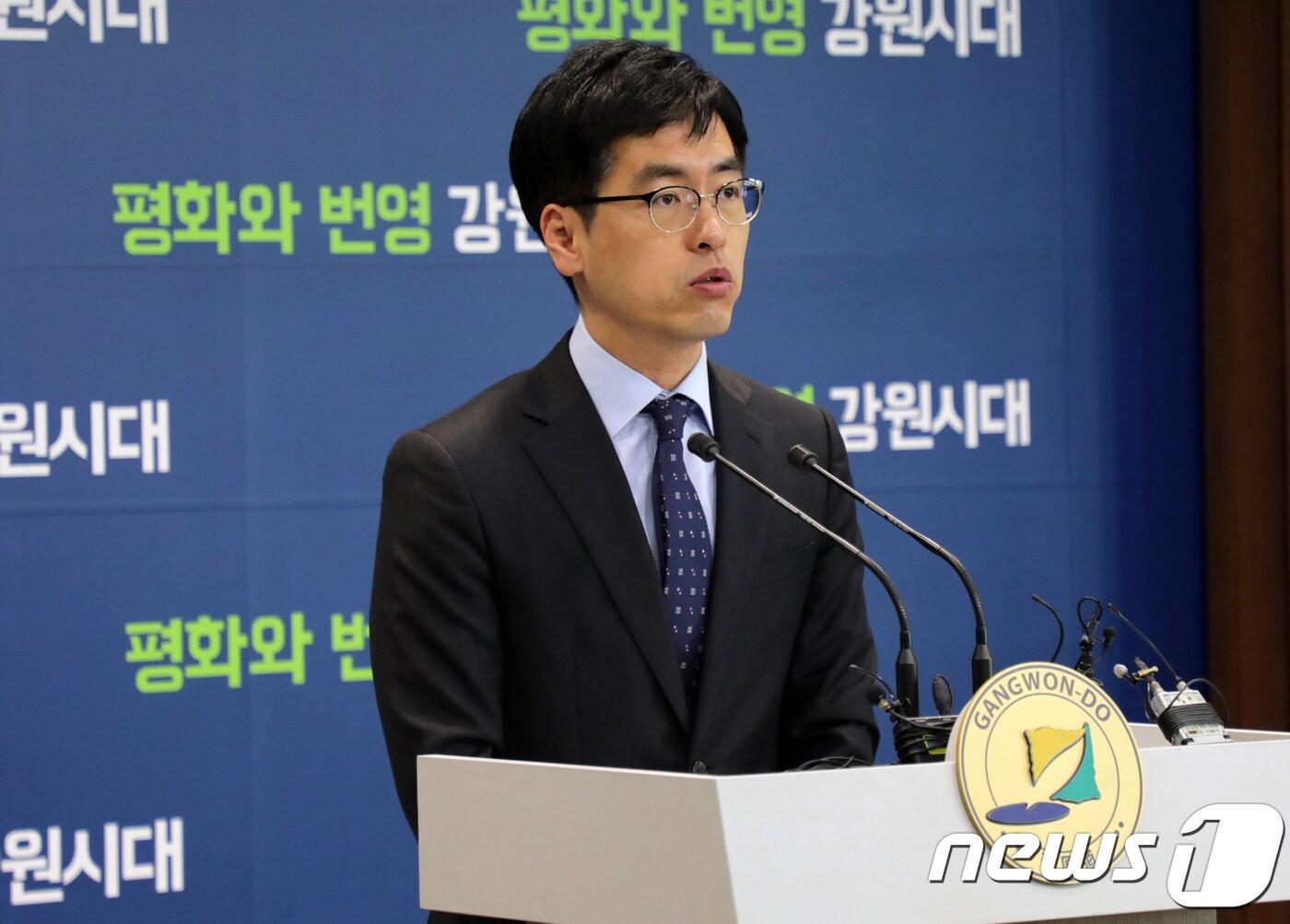 본문 이미지 - 김민재 기획조정실장이 10일 오전 강원도청 브리핑룸에서 2019년도 정부예산안 국회 심의 결과에 대해 설명하고 있다. 2018.12.10/뉴스1 ⓒ News1 하중천 기자