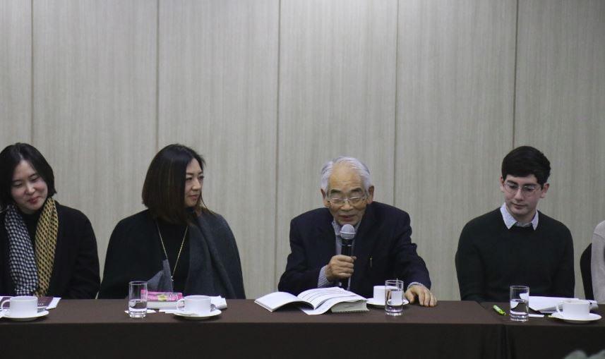 본문 이미지 - '제16회 한국문학번역상'을 수상한 오무라 마스오 와세다대 명예교수(오른쪽 두번째)가 10일 기자간담회에서 소감을 말하고 있다.