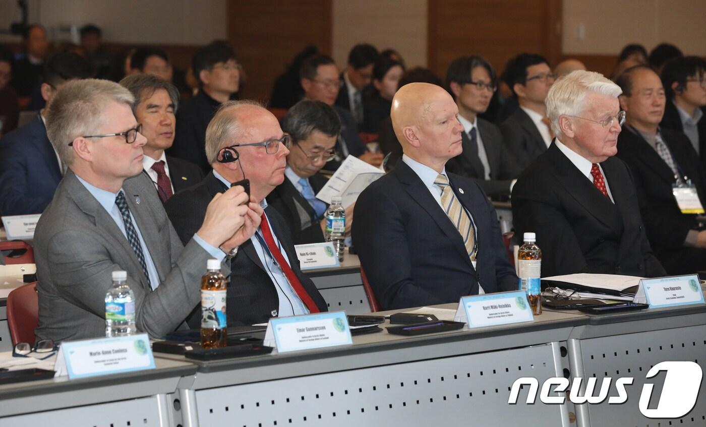  부산 해운대구 벡스코에서 열린 '2018 북극협력주간'에서 참가자들이 개회사를 듣고 있다.  2018.12.10/뉴스1 ⓒ News1