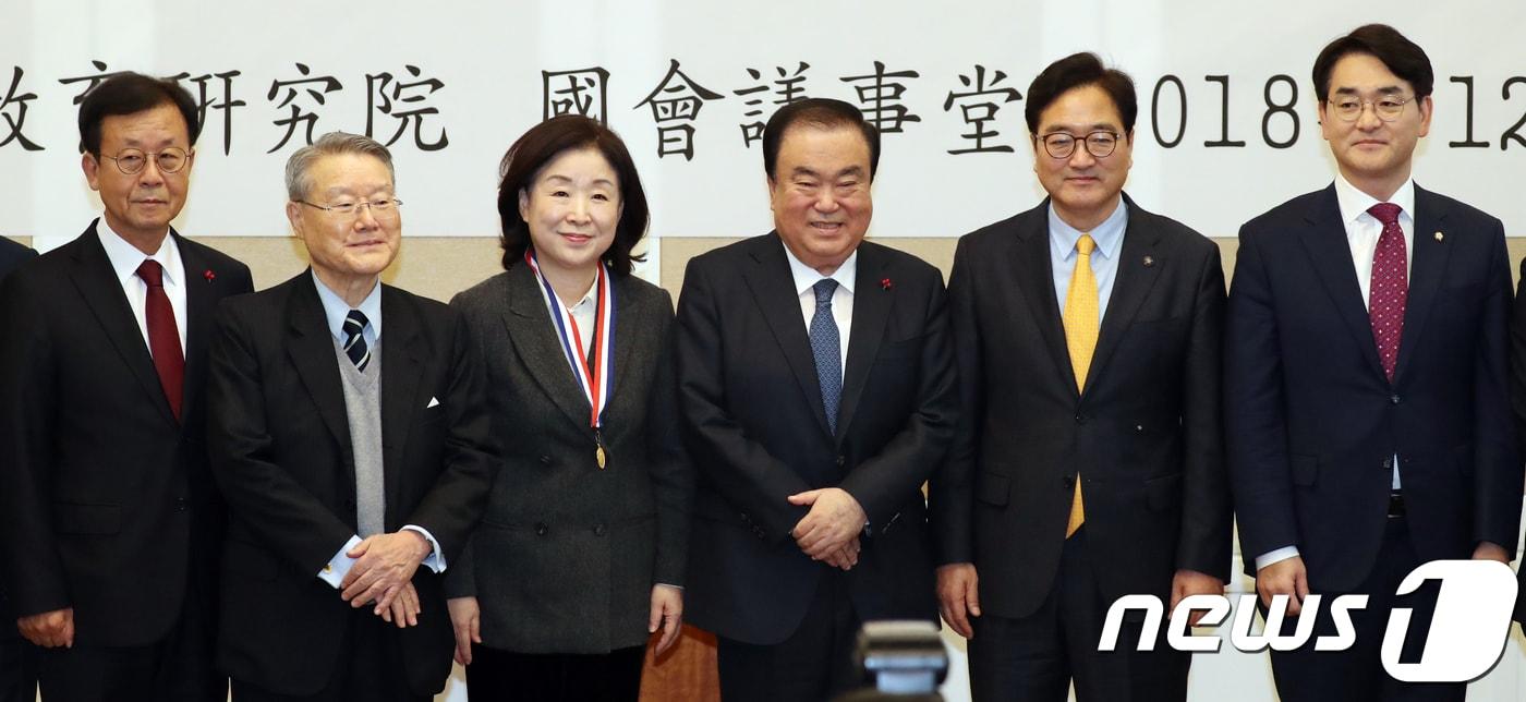 본문 이미지 - 문희상 국회의장과 제20회 백봉신사상 대상을 수상한 심상정 의원 등이 11일 서울 여의도 국회에서 열린 백봉신사상 시상식에서 기념촬영을 하고 있다. 백봉신사상은 가장 모범적인 의정활동을 했다고 평가 받는 국회의원에게 수여되는 상이다. 2018.12.11/뉴스1 ⓒ News1 김명섭 기자