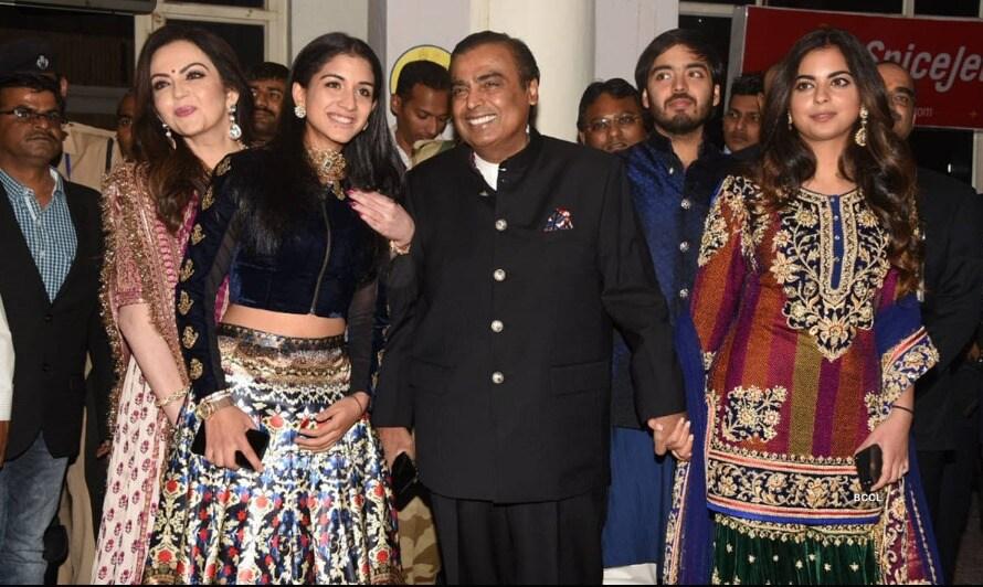 본문 이미지 - 무케시 암바니 가족 사진. 가운데가 무케시 암바니다. - 타임스오브인디아 갈무리