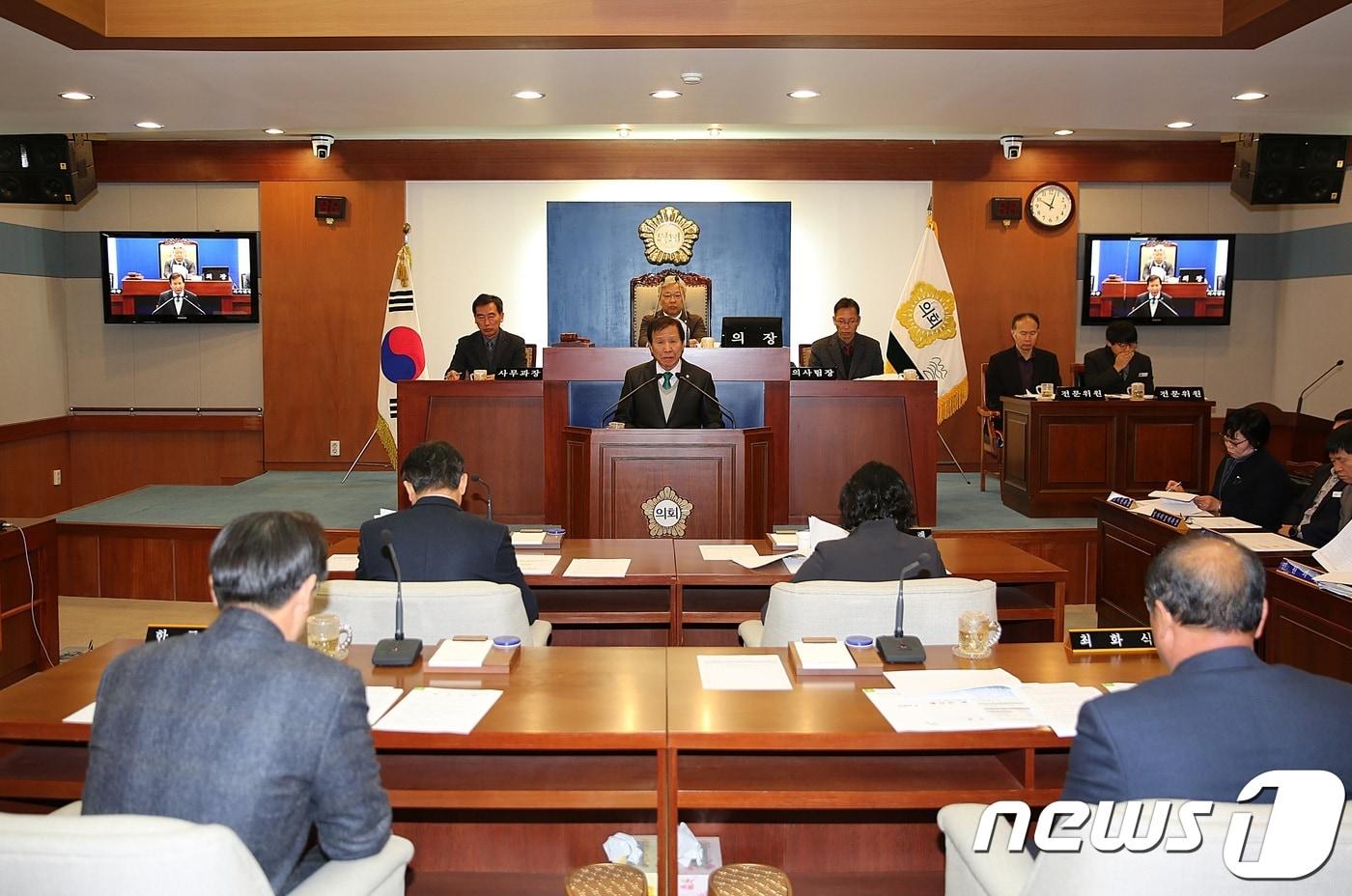 본문 이미지 - 10일 장수군의회가 제2차 정례회 제3차 본회의를 갖고 있다.(장수군의회제공)2018.12.11/뉴스1ⓒ News1