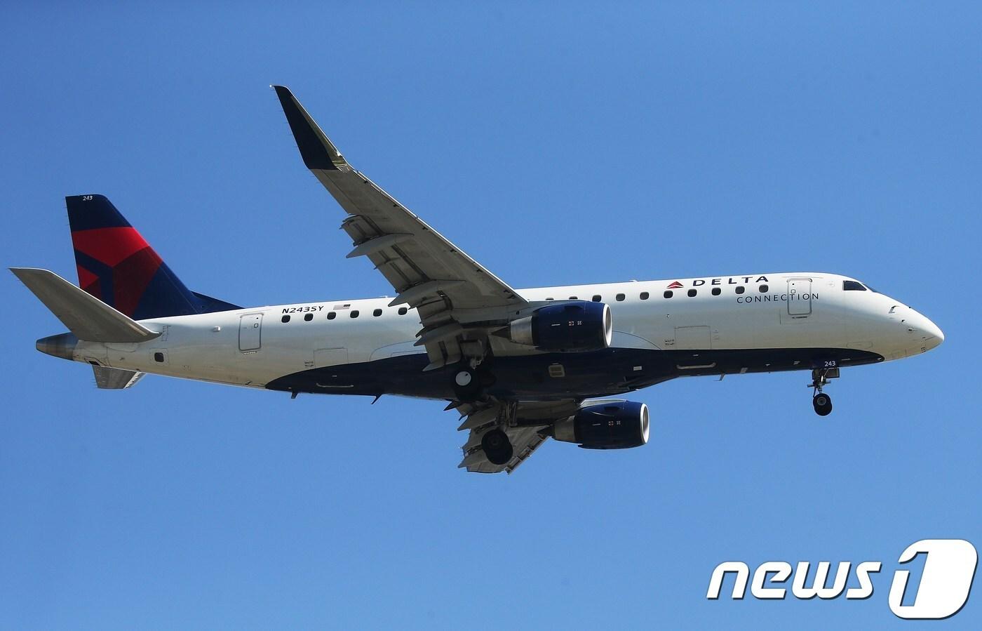 미국 캘리포니아 주 로스앤젤레스 국제공항에서 델타항공 항공기가 착륙하고 있다. ⓒ AFP=뉴스1