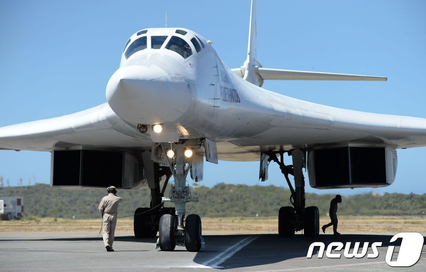 2018년 12월 10일, 러시아의 전략 장거리 초음속 폭격기인 투폴레프 Tu-160 항공기가 카라카스 북쪽에 위치한 마이케티아 국제공항에 착륙하는 모습.ⓒ AFP=뉴스1