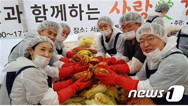 본문 이미지 - 삼성물산 건설부문 직원들의 '사랑愛 김장나눔' 봉사활동 모습./사진제공=삼성물산ⓒ News1