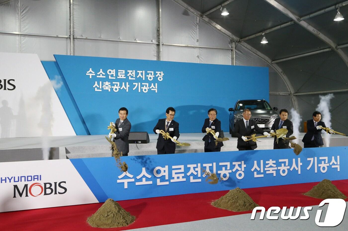 본문 이미지 - 충북 충주기업도시 내 현대모비스 공장에서 열린 수소차 연료전지 공장 증축 기공식에 참석한 내·외빈들이 공장 증축을 축하하는 시삽을 하고 있다. 사진 왼쪽부터 조길형 충주시장, 이시종 충북지사, 성윤모 산업통상자원부 장관, 정의선 현대차그룹 수석부회장, 정진행 현대자동차전략기획담당 사장, 임영득 현대모비스 대표이사. 2018.12.11/뉴스1 ⓒ News1 