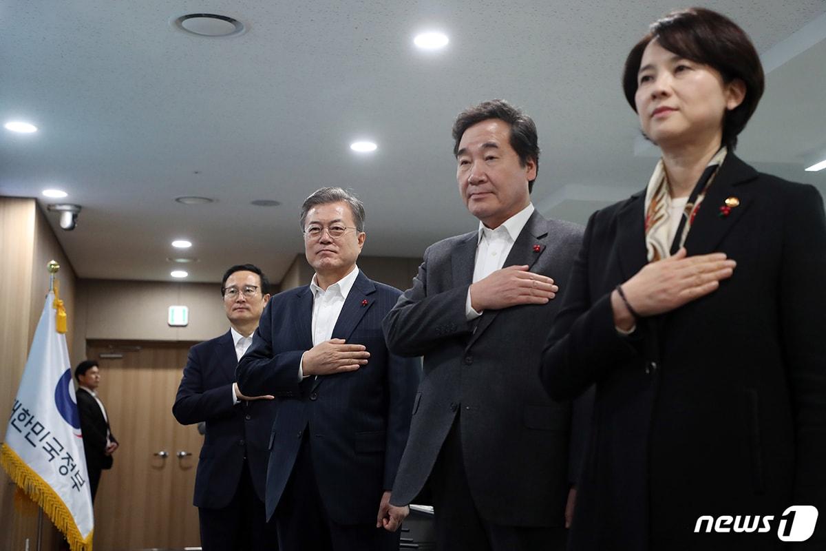 본문 이미지 - 문재인 대통령이 지난 11일 오후 정부세종청사 교육부 대회의실에서 '사람 중심 미래 교육'이라는 주제로 2019년도 교육부 업무보고를 받기에 앞서 국민의례를 하고 있다. 뉴스1ⓒ News1