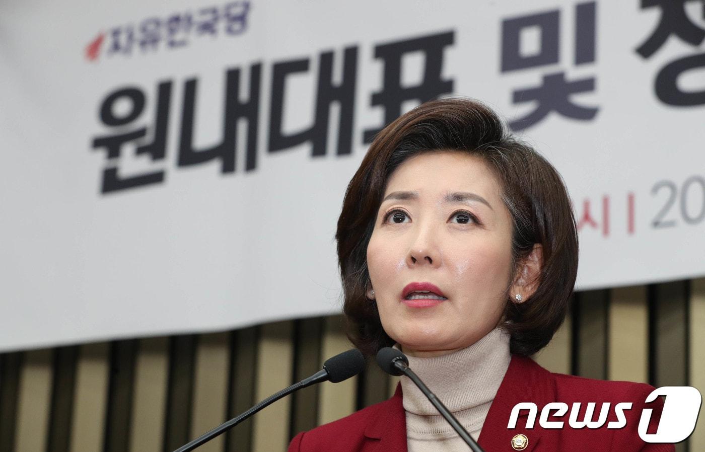 본문 이미지 - 자유한국당 새 원내대표에 당선된 나경원 의원이 11일 오후 서울 여의도 국회에서 당선소감을 밝히고 있다. 2018.12.11/뉴스1 ⓒ News1 임세영 기자
