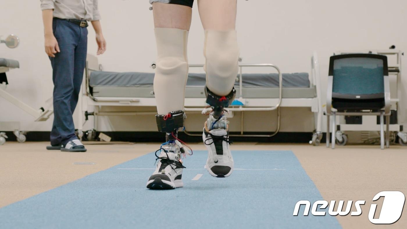 본문 이미지 - 한국기계연구원이 개발한 로봇의족 시연 모습.(한국기계연구원 제공)