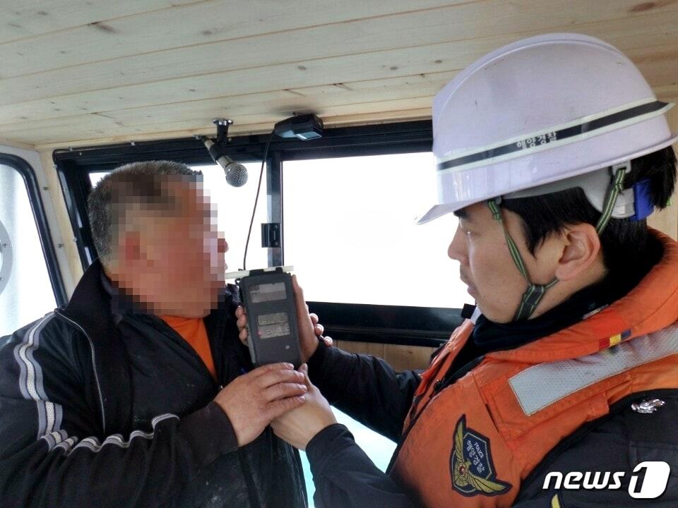 본문 이미지 - 군산해경이 음주운항에 대해 단속을 실시하고 있다.ⓒ News1