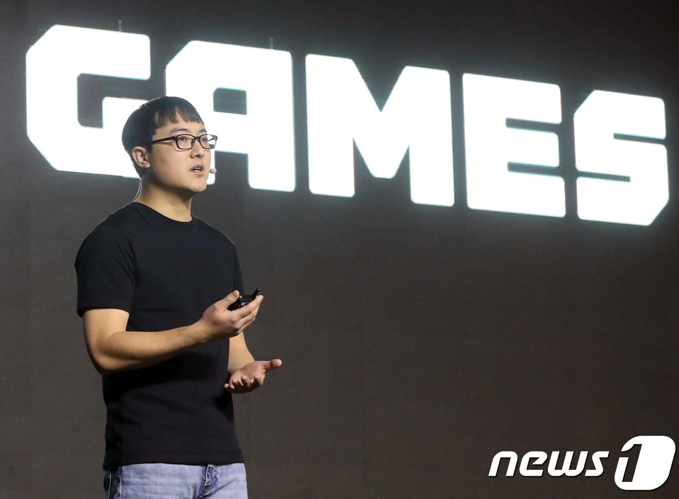 본문 이미지 - 김민규 라인게임즈 대표가 12일 서울 강남구 르메르디앙호텔에서 열린 라인게임즈 (LPG:Line Games Play Game) 프레스행사에서 모두 발언을 하고 있다. 2018.12.12/뉴스1 ⓒ News1 송원영 기자