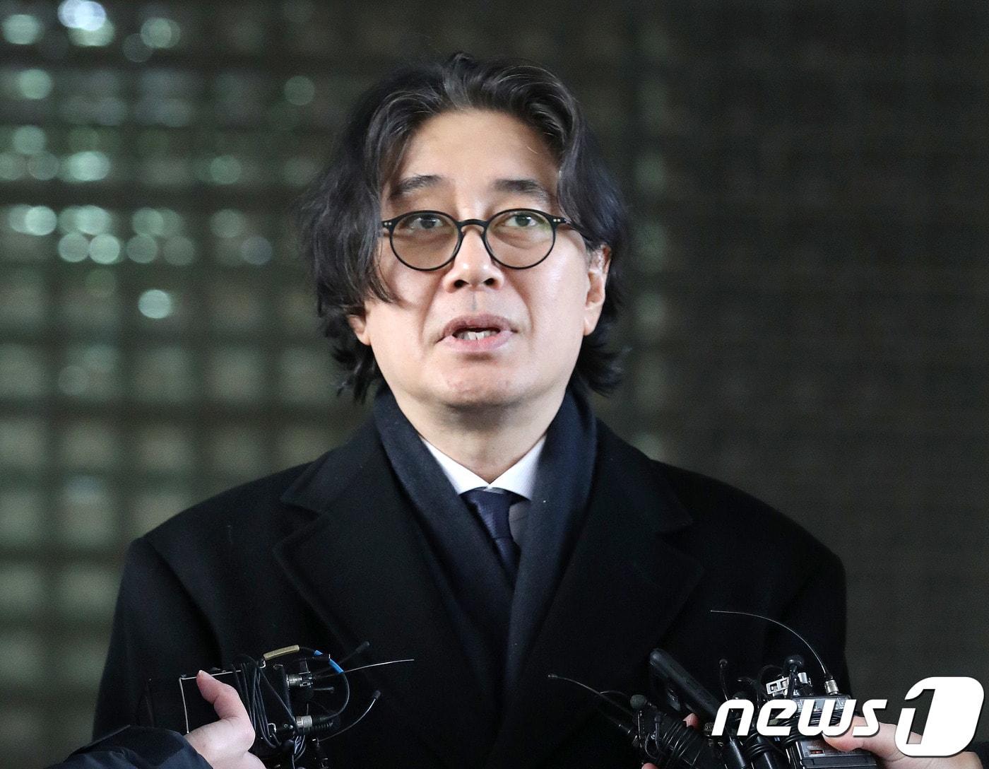 본문 이미지 - '황제보석' 논란을 빚고 있는 이호진 전 태광그룹 회장이 12일 서초구 서울고등법원에서 특정경제범죄가중처벌등에관한법률위반(횡령) 등 항소심 1회 공판을 마치고 법정을 나서며 취재진 질문에 답하고 있다. 2018.12.12/뉴스1 ⓒ News1 박세연 기자