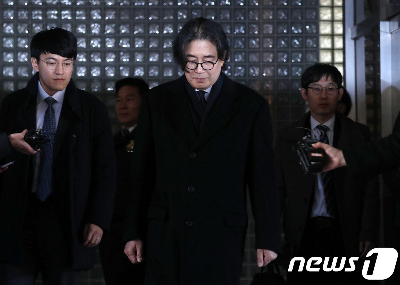 본문 이미지 - '황제보석' 논란을 빚고 있는 이호진 전 태광그룹 회장이 2018년 12월 12일 서초구 서울고등법원에서 특정경제범죄가중처벌등에관한법률위반(횡령) 등 항소심 1회 공판을 마치고 법정을 나서고 있다. 2018.12.12/뉴스1 ⓒ News1 박세연 기자