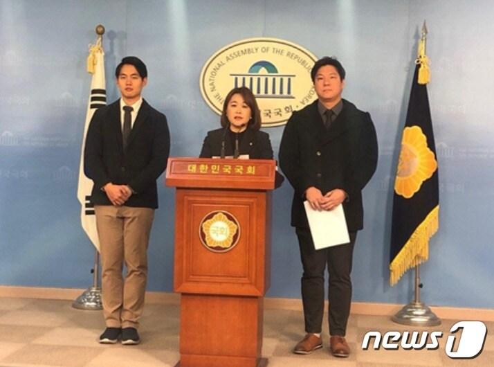 본문 이미지 - 송희경 의원(자유한국당)은 13일 국회에서 기자회견을 열고 청년 스타트업 프레스토과 함께 암호화폐 자금모집(ICO) 금지를 결정한 정부를 상대로 헌법소원심판을 청구했다고 밝혔다. ⓒ News1