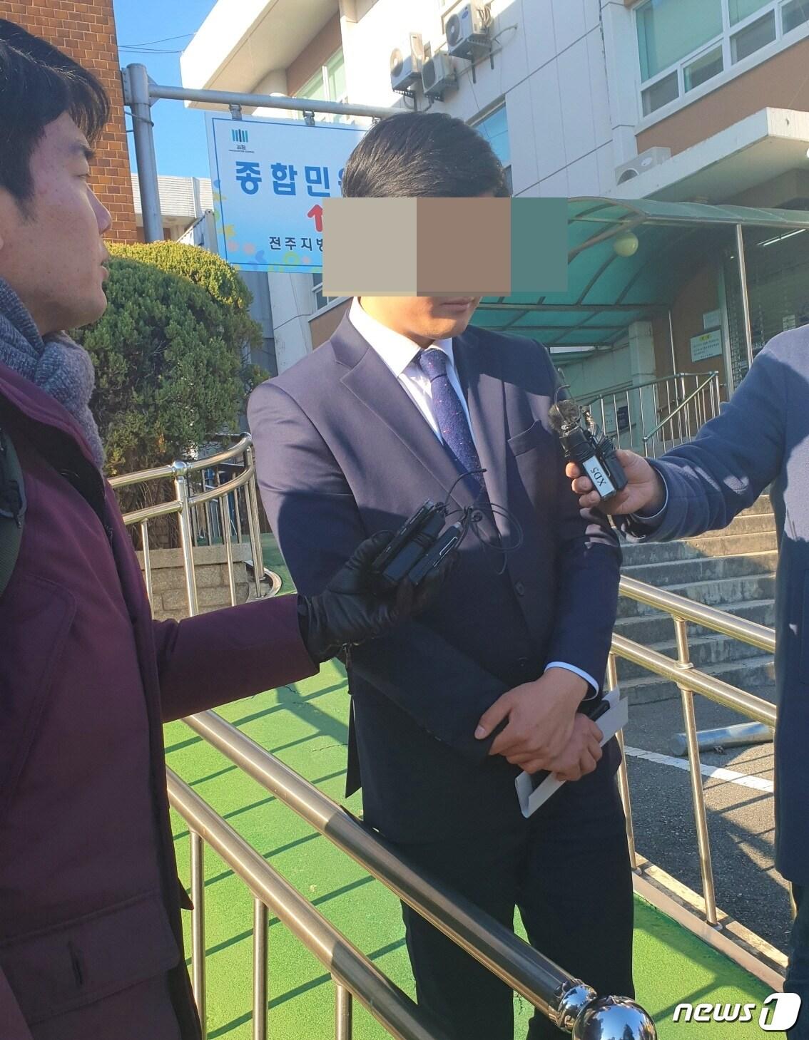 본문 이미지 - 종교적 이유로 병역을 거부했다가 1심에서 실형을 선고받았던 서모씨(20)가 14일 오후 항소심에서 무죄를 선고받은 뒤 소감을 밝히고 있다.ⓒ News1임충식기자