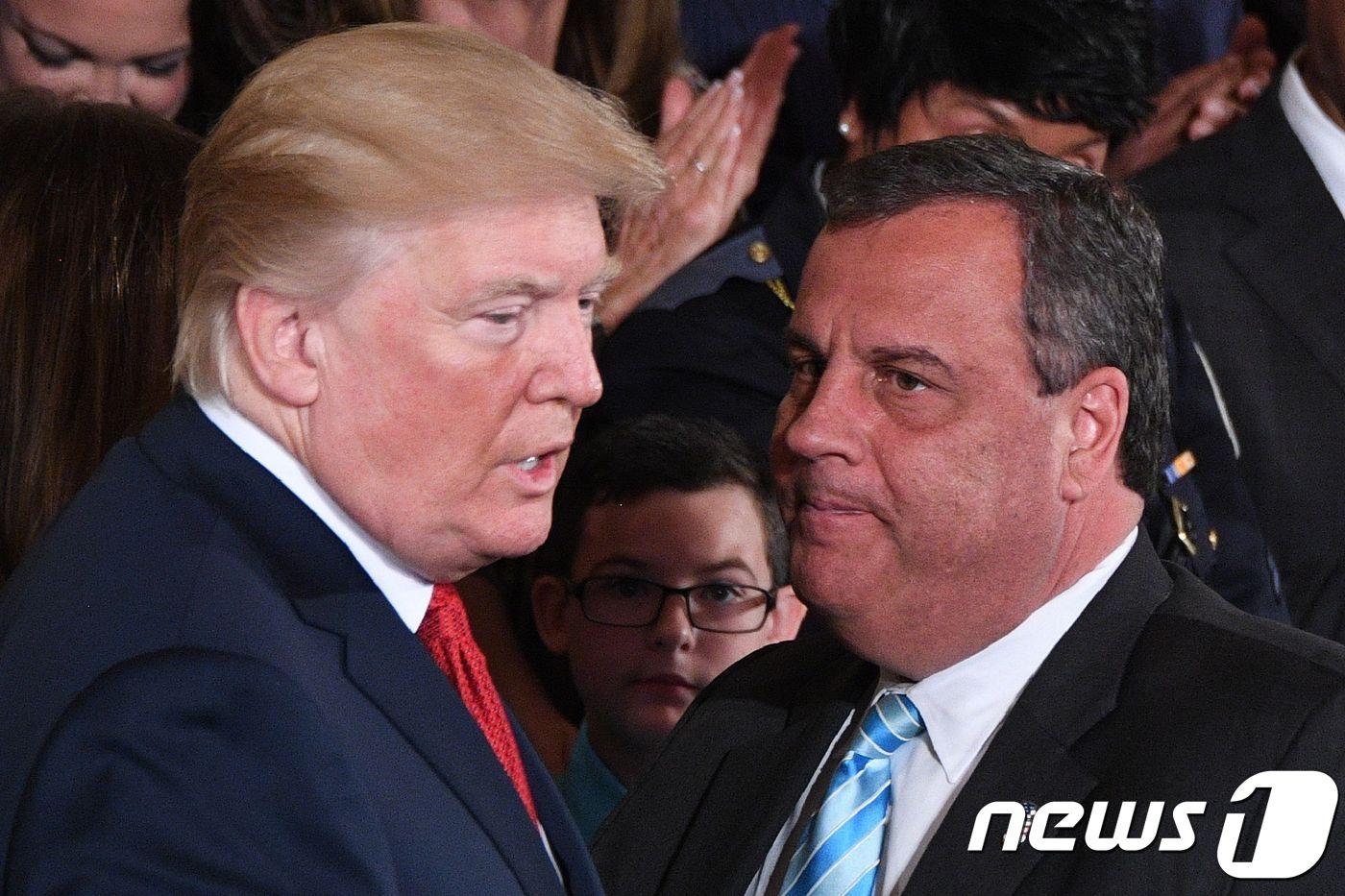 도널드 트럼프 미국 대통령(왼쪽)과 크리스 크리스티 전 뉴저지 주지사. (자료사진) ⓒ AFP=뉴스1