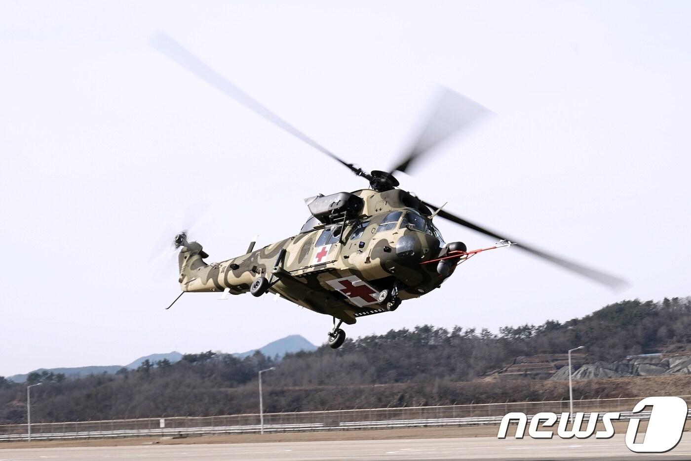 본문 이미지 - 한국항공우주산업은 14일 방위사업청과 2,000여억원 규모의 의무후송전용헬기 양산계약을 체결했다고 밝혔다. 국내에서 의무후송전용헬기가 도입되는 것은 이번이 처음이며, 2020년까지 전력화를 완료할 예정이다. 의무후송전용헬기는 국산헬기 수리온을 기반으로 다양한 의무장비를 추가해 전시 및 평시 응급환자의 신속한 후송과 응급처치가 가능하도록 개발됐다. 사진은 의무후송전용헬기. (한국항공우주산업 제공) 2018.12.14/뉴스1