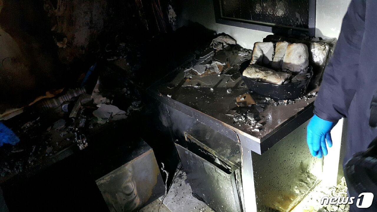 본문 이미지 - 14이 오전 8시46분쯤 부산 해운대구 재송동  모텔에서 불이 나  객실 집기류 등을 태웠다.(부산지방경찰청 제공)ⓒ News1