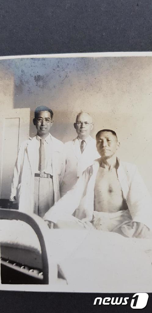 본문 이미지 - 백범 김구 선생이 1938년 독립운동 단체인 조선혁명당 소속 밀정이던 이훈남이 쏜 총에 맞아 중국 창사 상아병원으로 옮겨져 수술 끝에 기적적으로 살아난뒤 촬영한 사진.(정상천 박사 제공)ⓒ News1