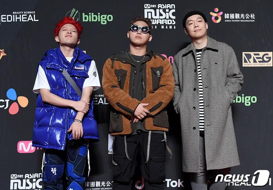 본문 이미지 - 래퍼 팔로알토(왼쪽부터), 스윙스, 나플라가 14일 오후 홍콩 아시아 월드 엑스포 아레나에서 열린 '2018 MAMA PREMIERE in HONG KONG(2018 마마 in 홍콩)' 레드카펫 행사에 참석해 포즈를 취하고 있다. (CJ ENM 제공) 2018.12.14/뉴스1