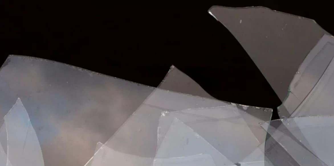 본문 이미지 - 산산조각 난 투명 유리문 - 위챗 갈무리