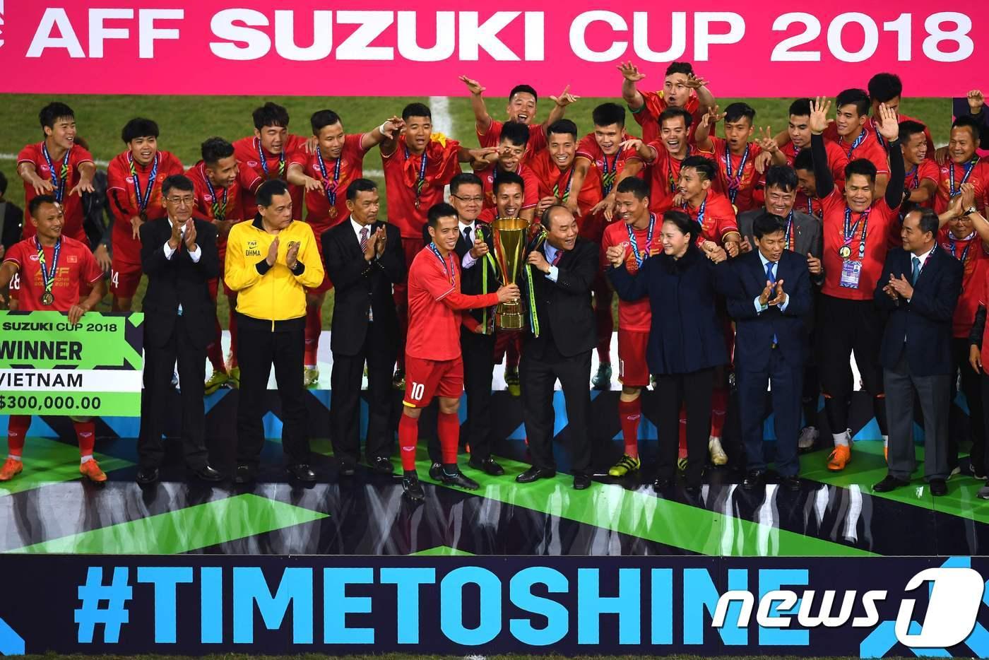 15일 오후(현지시간) 베트남 하노이의 미딘 국립경기장에서 열린 2018 아세안축구연맹(AFF) 스즈키컵 결승 2차전에서 말레이시아에 승리해 우승한 베트남 대표팀 선수들이 우승컵을 들고 환호하고 있다.2018.12.16AFP/뉴스1 ⓒ AFP=뉴스1 ⓒ News1 성동훈 기자