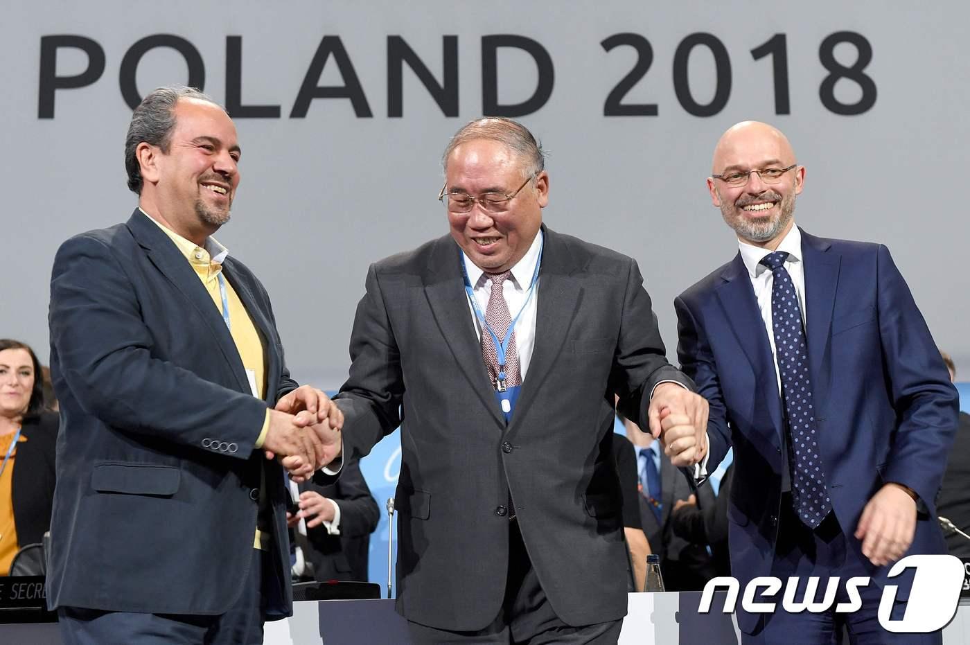 본문 이미지 - 제24차 유엔기후변화협약 당사국 총회(COP24)가 15일(현지시간) 마무리됐다. 가장 오른쪽이 미하우 쿠르티카 COP24 회장.  ⓒ AFP=뉴스1