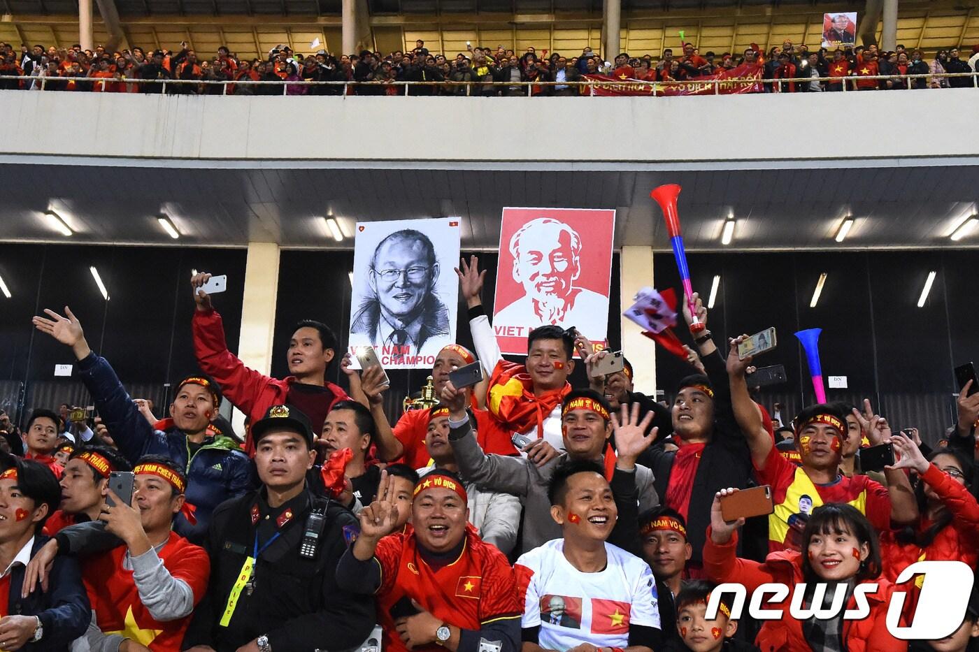 박항서 감독의 초상화가 호치민의 초상화와 함께 베트남 하노이 미딩 국립경기장에 걸려있다. ⓒ AFP=News1