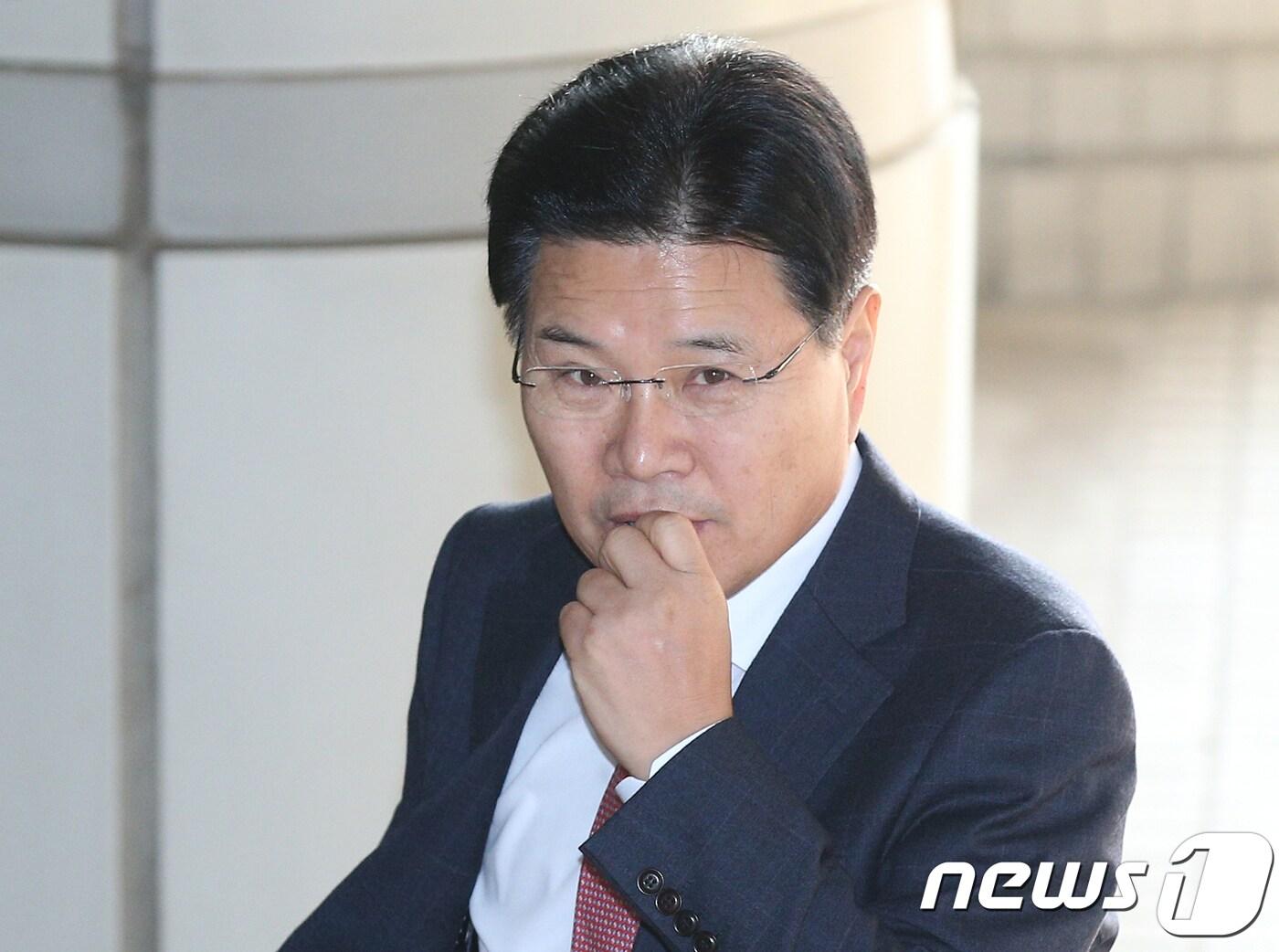 본문 이미지 - 사학재단에서 75억원대 횡령·배임 혐의를 받고 있는 홍문종 자유한국당 의원이 지난해 12월 17일 오전 서울 서초구 서울중앙지방법원에서 열린 공판에 출석하고 있다. 2018.12.17/뉴스1 ⓒ News1 신웅수 기자
