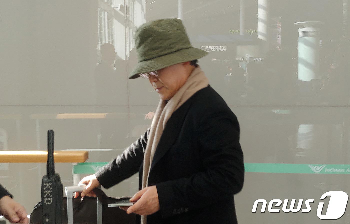 우윤근 주러시아대사가 17일 오전 인천국제공항을 통해 러시아로 출국하고 있다. 김태우 전 공직기강비서관실 특별감찰반원이 우윤근 주러시아 대사 관련 비위첩보를 해서 본인이 부당하게 쫓겨났다고 주장해 논란이 일고 있다. 2018.12.17/뉴스1 ⓒ News1 박세연 기자