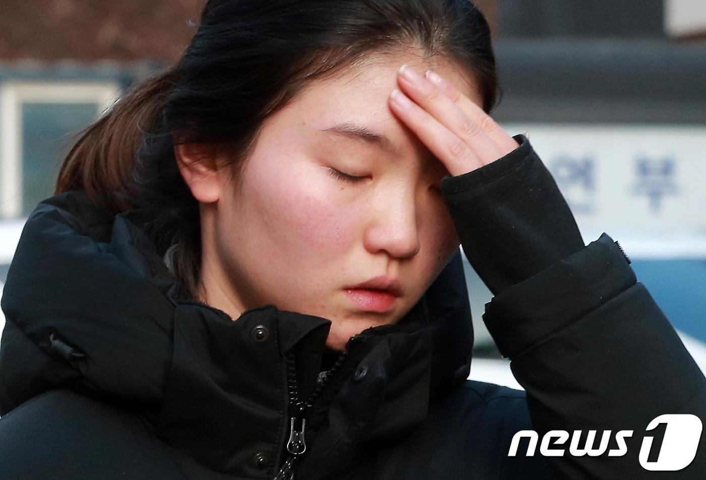 심석희 쇼트트랙 국가대표 선수가 17일 오후 경기도 수원시 영통구 수원지방법원에서 열린 조재범 전 국가대표팀 코치의 항소심 2차 공판에 출석해 폭행 피해 사실을 진술한 후 법정을 나서고 있다. 조 전 코치는 지난 9월 19일 쇼트트랙 국가대표 선수들을 상습 폭행한 폄의(상습상해 및 재물손괴)로 법원으로부터 징역 10월의 실형을 선고 받아 법정 구속 됐다. 2018.12.17/뉴스1 ⓒ News1 오장환 기자