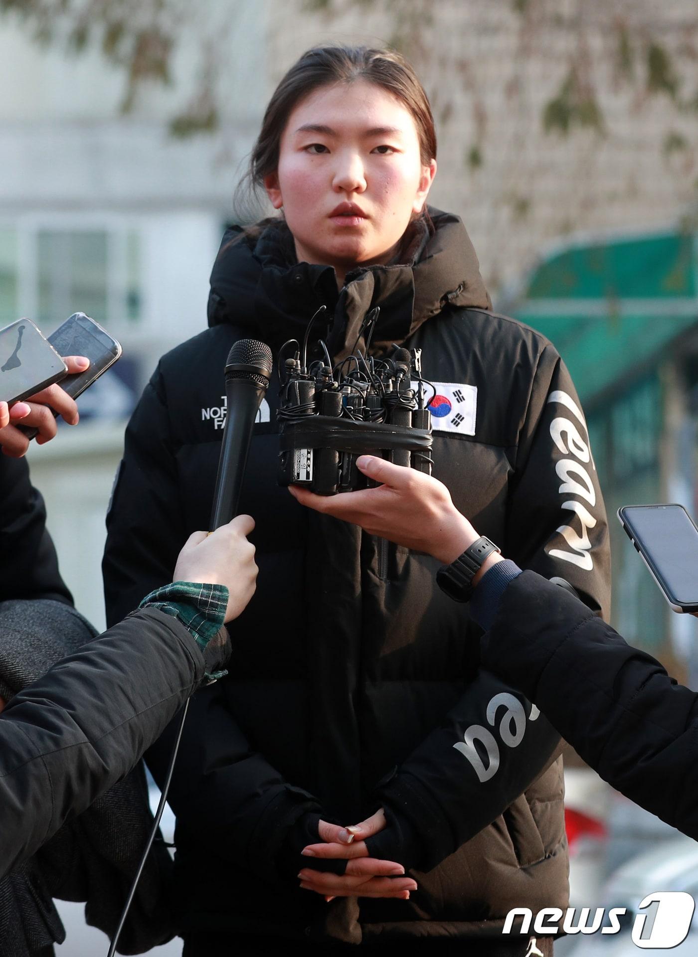 본문 이미지 - 심석희 쇼트트랙 국가대표 선수가 17일 오후 경기도 수원시 영통구 수원지방법원에서 열린 조재범 전 국가대표팀 코치의 항소심 2차 공판에 출석해 폭행 피해 사실을 진술한 후 법정을 나서며 취재진 질문에 답하고 있다. 조 전 코치는 지난 9월 19일 쇼트트랙 국가대표 선수들을 상습 폭행한 폄의(상습상해 및 재물손괴)로 법원으로부터 징역 10월의 실형을 선고 받아 법정 구속 됐다. 2018.12.17/뉴스1 ⓒ News1 오장환 기자