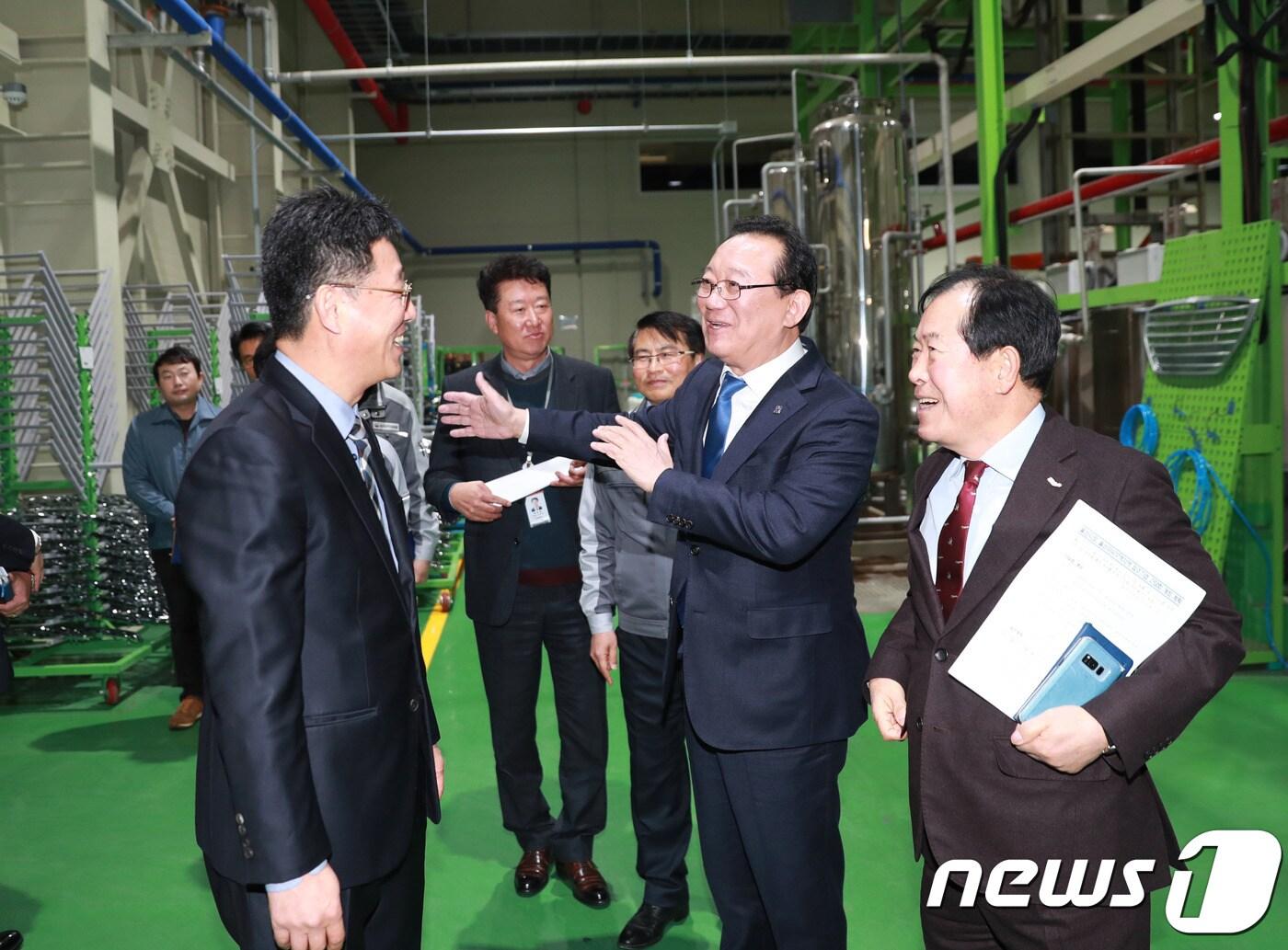 본문 이미지 - 송철호 울산시장이 17일 김헌태 울산자유무역지역관리원장, 김용채 산업통상자원부 경제자유구역기획단장, 입주기업 대표 등과 울산자유무역지역 현장 간담회를 갖고 입주기업(대륙금속) 을 시찰하고 있다.(울산시 제공)ⓒ News1