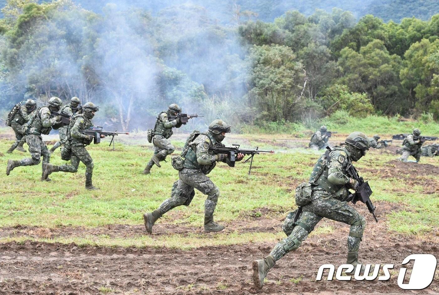 본문 이미지 - 훈련 중인 대만 군인들. (자료사진) ⓒ AFP=뉴스1