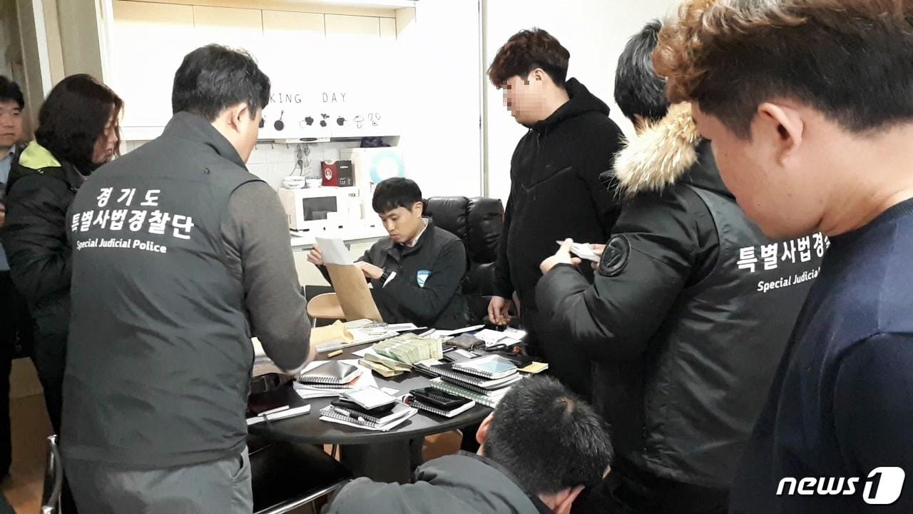 본문 이미지 - 경기도특별사법경찰단은 지난달 14일과 27일 조직적으로 불법고리사채업을 해온 광주·고양시 2개 불법사채업체 사무실을 압수수색해 사채업자 7명을 형사입건했다.(경기특별사법경찰단 제공) ⓒ 뉴스1 진현권 기자