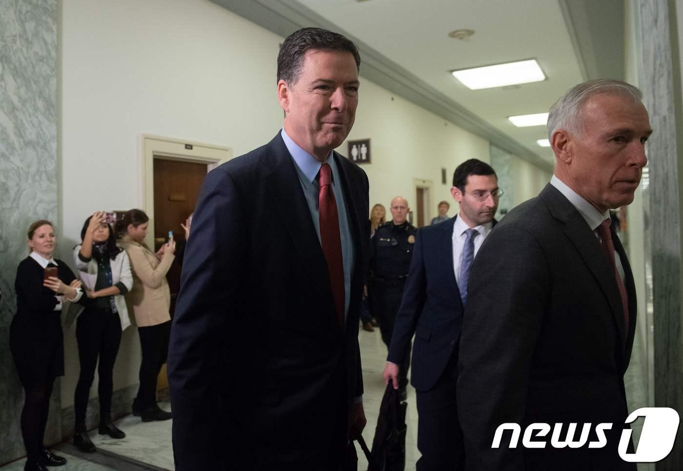 제임스 코미  전 미국 연방수사국(FBI) 국장이 17일(현지시간) 하원 법사위 청문회를 마치고 나가고 있다. ⓒ AFP=뉴스1 ⓒ News1 강민경 기자
