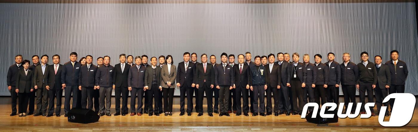 본문 이미지 - 한국수력원자력(주)이 '제5회 자랑스런 한수원 人'시상식을 개최했다.(한수원제공)2018.12.18/뉴스1ⓒ News1
