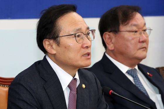 본문 이미지 - 홍영표 더불어민주당 원내대표가 18일 서울 여의도 국회에서 열린 원내대책회의에서 모두발언을 하고 있다. 2018.12.18/뉴스1 ⓒ News1 민경석 기자